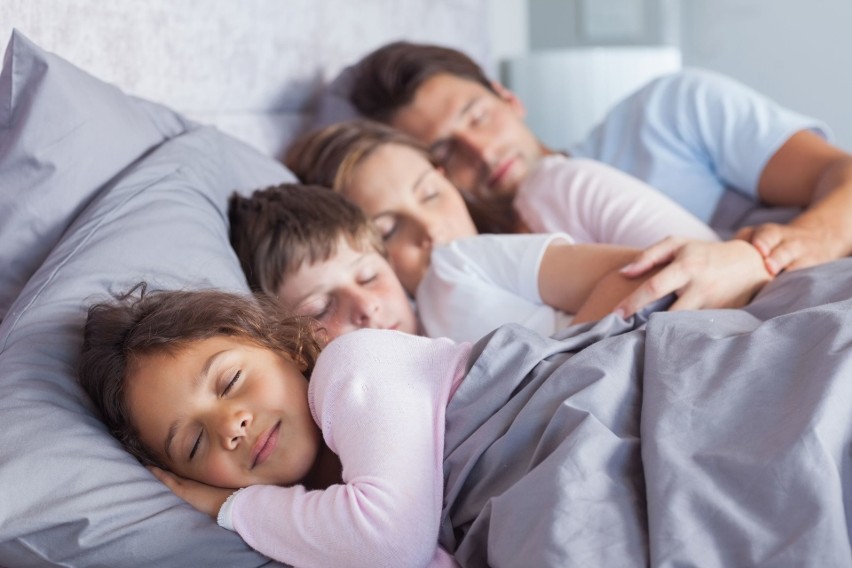 Wielu rodziców od czasu do czasu pozwala maluchom spać ze...