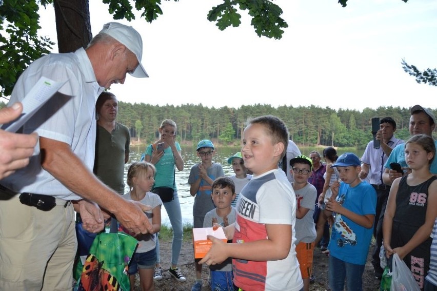 Zabawa z Wedką po raz 40! Młodzi suchedniowianie łowili ryby na Rejowie. Zobacz zdjęcia