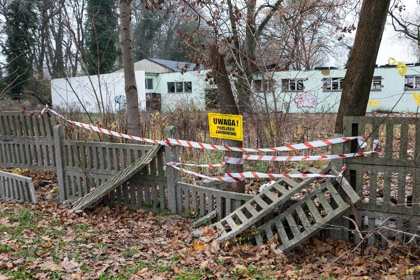 Basen przeciwpożarowy przy ul. Twardowskiegow Szczecinie, w którym utopili się dwaj chłopcy, został zasypany gruzem