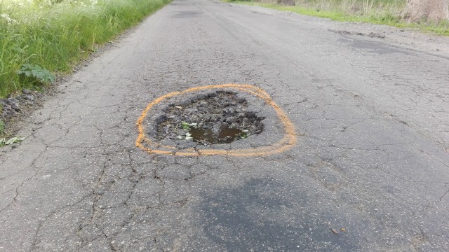 Kierowcy skarżą się na dziurawą drogę pomiędzy Karwicami, a Smardzewem(powiat sławieński). Wyrwy zostały obrysowane pomarańczową obwódką.