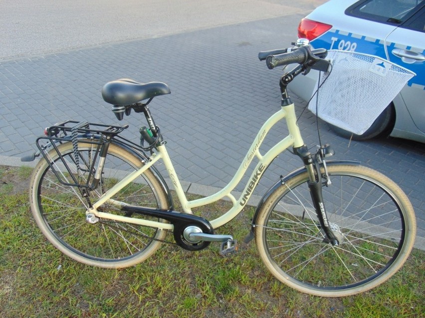 Wypadek  w Piszu. Rowerzystka wjechała w tył BMW (zdjęcia)