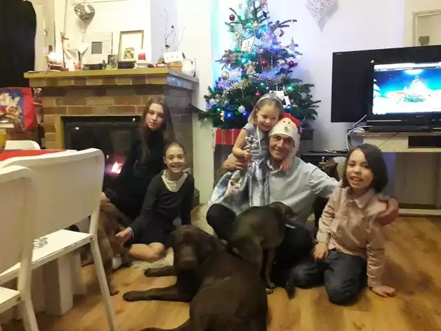 Na zdjęciu Jacek Kurpik z córkami Helenką, Sofią i Marysią oraz z synem Adasiem podczas zeszłorocznych Świąt Bożego Narodzenia