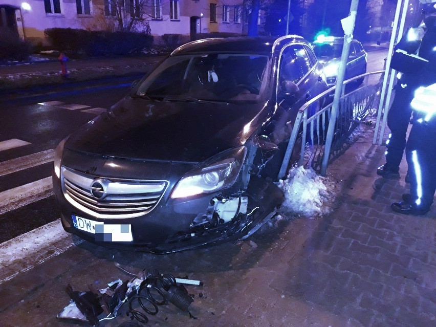 Wypadek na Ślężnej. Po zderzeniu opel uderzył w bariery przystanku [ZDJĘCIA]