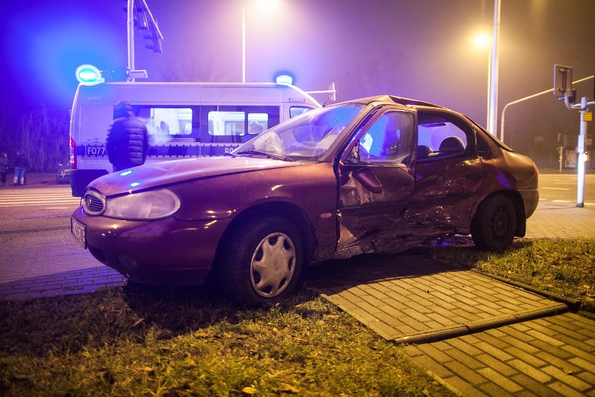 Wypadek na Drewnowskiej. Dwa auta zderzyły się przy Kasprzaka [ZDJĘCIA]