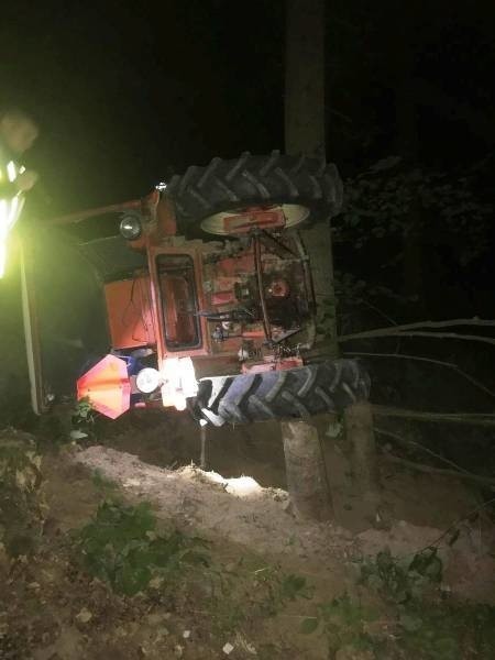 Librantowa. Wywrotka ciągnika w lesie. Rannego transportował helikopter LPR