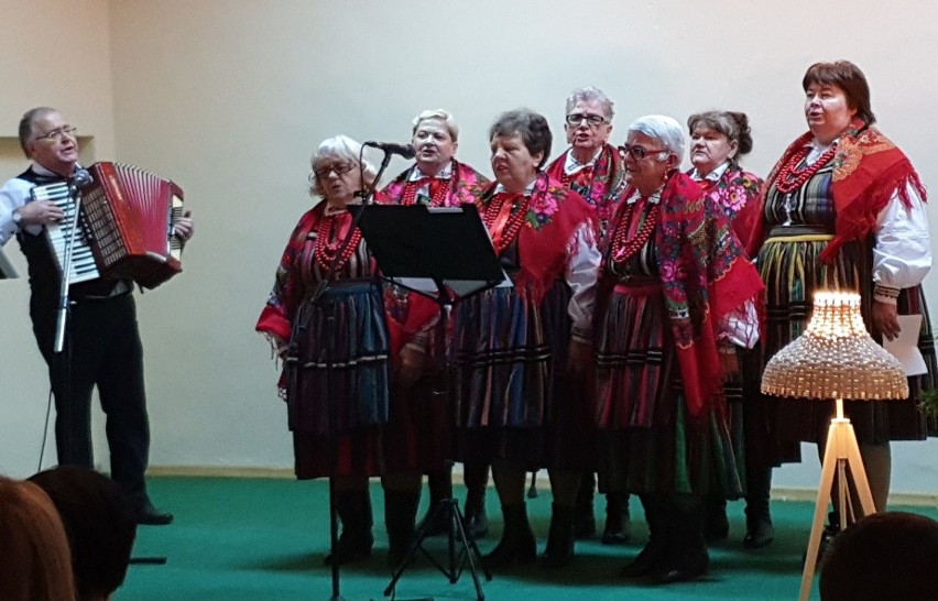 Koncert Noworoczny w Rogowie. Publiczność śpiewała z Rogowianką, scholą i przedszkolakami [ZDJĘCIA]