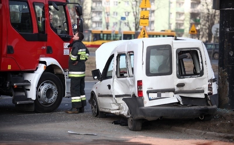 Wypadek na rondzie Sybiraków. Opel zderzył się z alfą [ZDJĘCIA, FILM]