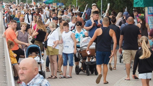 W Kołobrzegu sezon turystyczny w pełni. Żeby się o tym przekonać wystarczy wybrać się na deptak przy plaży. I na samą plażę oczywiście. Zobaczcie zdjęcia!