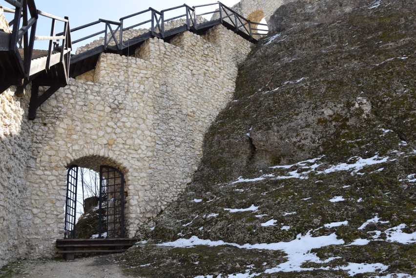 Zamek Pilcza w Smoleniu poleca się na wiosenne spacery!