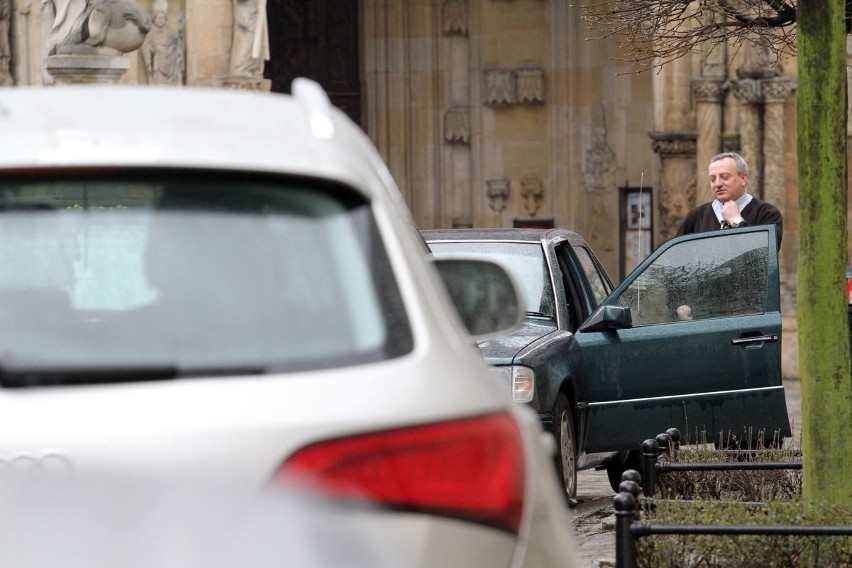 Wrocław: Ostrów Tumski zamienił się w wielki parking (ZDJĘCIA)