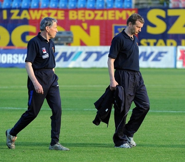 Trener Piotr Mandrysz (z prawej) i jego asystent Wiktor Mazurek nie mogą mieć wesołych min po ostatnich meczach Pogoni. Lider, MKS Kluczbork, odskoczył już na sześć punktów, a przed portowcami seria bardzo trudnych spotkań.