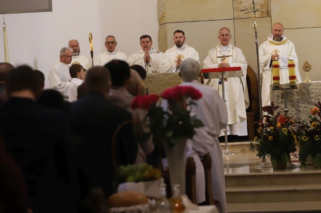 Biskup kielecki Jan Piotrowski we wtorek o 18.30 przewodniczył mszy świętej odpustowej w parafii świętego Franciszka z Asyżu.