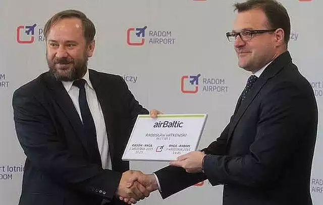 Prezes Tomasz Siwak (z lewej) wręczał niedawno bilet na pierwszy lot liniami Air Baltic prezydentowi Radomia Radosławowi Witkowskiemu.
