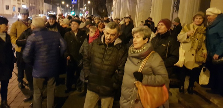 Protest Komitetu Obrony Demokracji przed Sądem Okręgowym w Kielcach. Przyszło ponad tysiąc osób ! (ZDJĘCIA)
