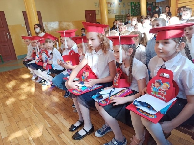 Ślubowanie uczniów klas pierwszych i Dzień Edukacji Narodowej w szkole w Lubczy. Dzieci otrzymały upominki.