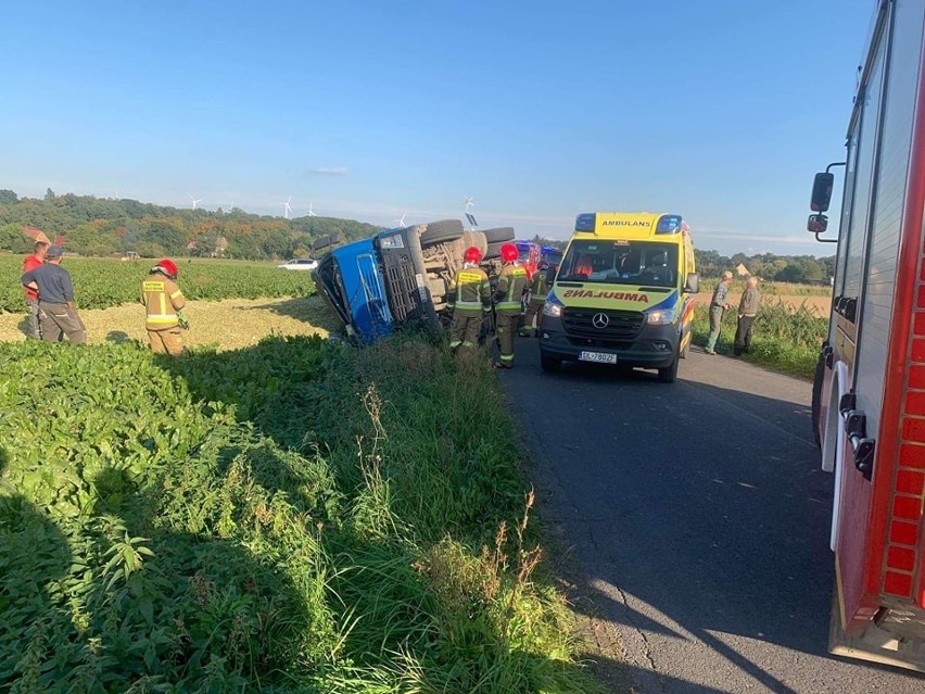 Wypadek samochodu ciężarowego przewożącego kiszonkę....