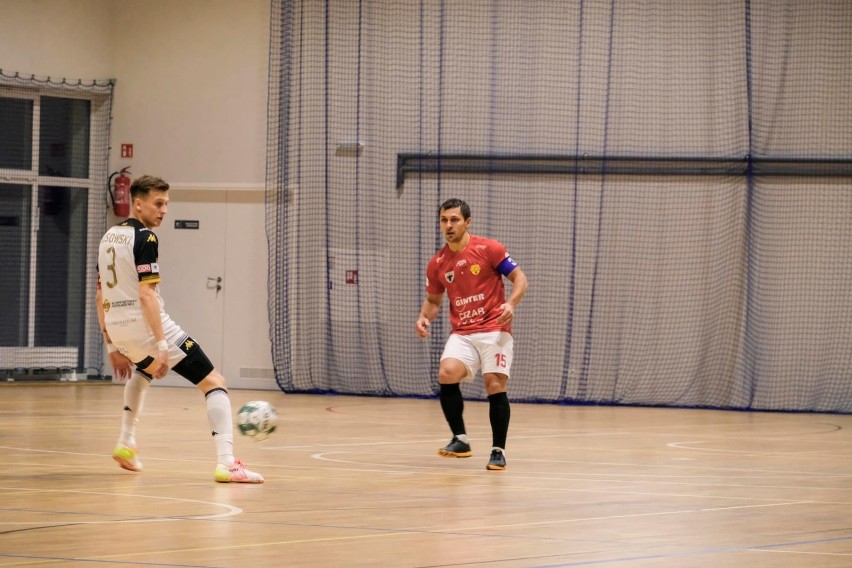 Jagiellonia Futsal Białystok (jaśniejsze stroje) ma za sobą...