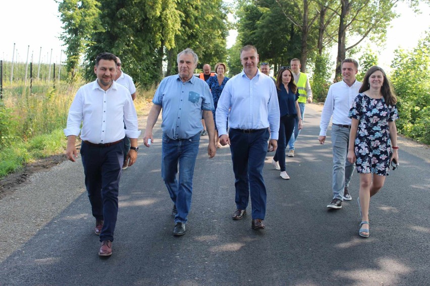 Zakończył się remont drogi powiatowej Stara Wieś – Błędów. Mieszkańcy zyskali ponad dwa kilometry nowej nawierzchni