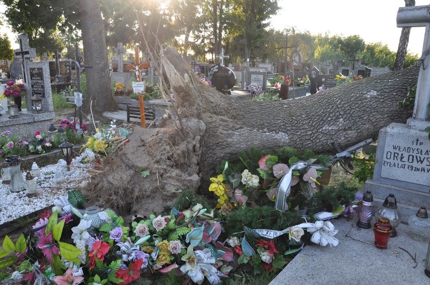 Skutki piątkowej nawałnicy. Zniszczone groby na cmentarzu w Różanie.