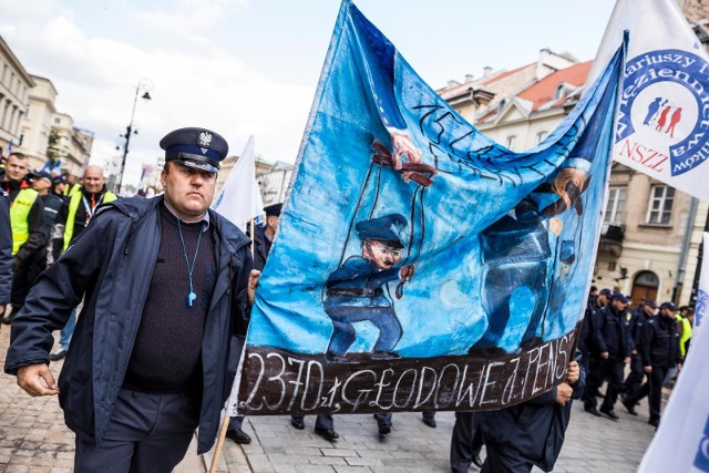 Ogólnopolski protest policjantów trwa już od lipca. na zdjęciu manifestacja w Warszawie.