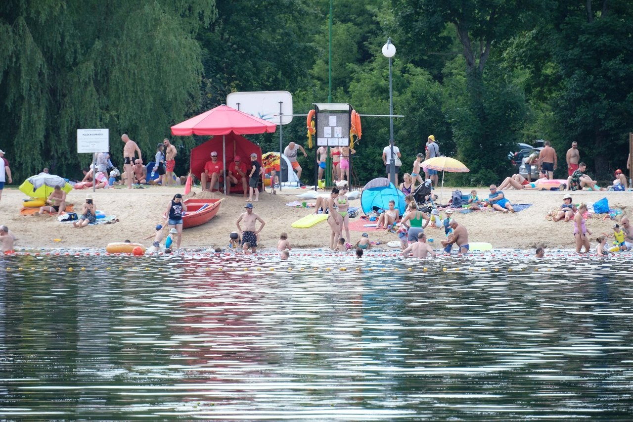 Plaża w Supraślu przeżywa oblężenie. Mieszkańcy korzystają z pięknej pogody