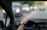Kierowca z powiatu ostrołęckiego był pijany, miał dożywotni zakaz prowadzenia pojazdów, a na dodatek był poszukiwany przez sąd