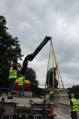 Rzeźby Fremieta z parku w Świerklańcu wywiezione do Katowic [ZDJĘCIA]