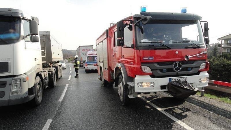 Wypadek na krajówce: fiat punto zderzył się z ciężarowym volvo