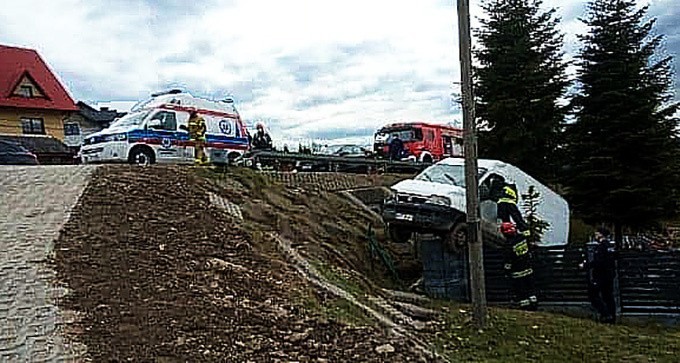 Groźny wypadek na DK 28 pod Mszaną Dolną. Osobówka wyrzuciła dostawczaka z drogi