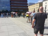 Wrocław: Za czym kolejka ta stoi? Ogromne kolejki po bilety na spotkanie z Olgą Tokarczuk [ZDJĘCIA]