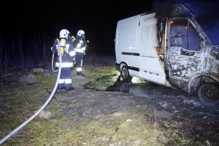 W nocy koło Łupin spłonął Renault Master