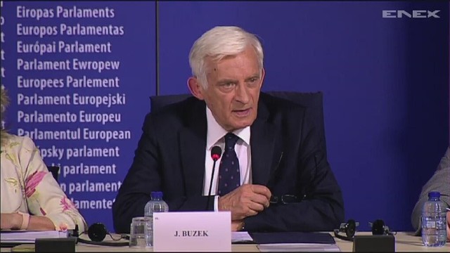 Jerzy Buzek: Zdecydowaliśmy się wstrzymać wszelkie opłaty roamingowe