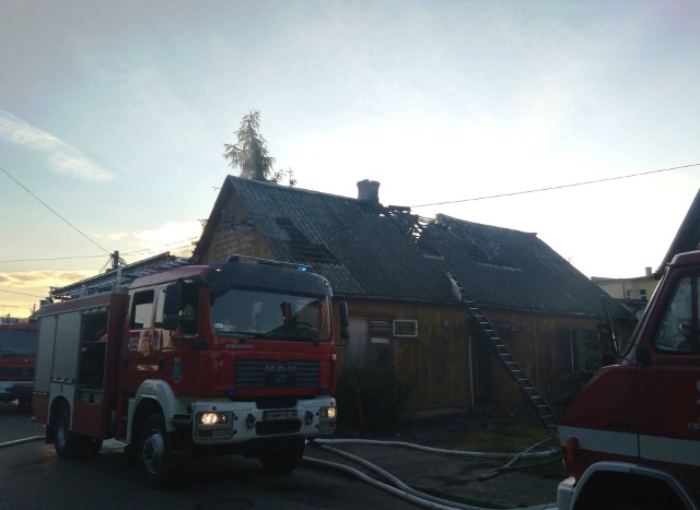 Pożar domu w Ciechanowcu. Ochroniarze uratowali mężczyznę z płonącego budynku. Zdjęcia dzięki uprzejmości OSP Ciechnowiec