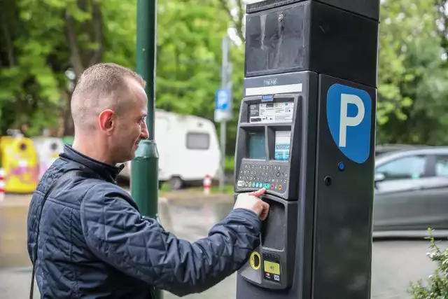 Abonament można nabyć w biurze Strefy Płatnego Parkowania lub poprzez aplikację mobilną