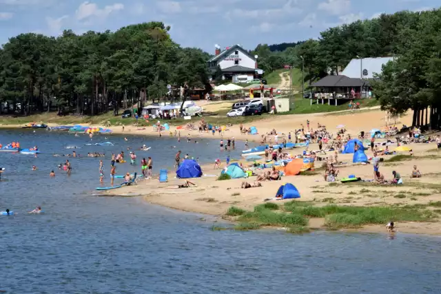 Zalew Chańcza znajdujący się na pograniczu powiatu staszowskiego i kieleckiego jak zwykle przyciągnął mnóstwo plażowiczów. W czwartek, 29 lipca, wiele osób korzystało z pięknej pogody i opalało się lub pływało w rześkiej wodzie.Wśród wypoczywających znalazły się rodziny z dziećmi, ale także młodzież, która miło spędzała czas ze znajomymi. >>> ZOBACZ WIĘCEJ NA KOLEJNYCH ZDJĘCIACH 