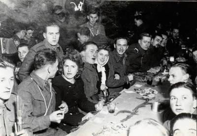 Żołnierze 1. pułku strzelców podhalańskich AK podczas partyzanckiej Wigilii w Szczawie w grudniu 1944 r. FOT. ARCHIWUM IPN