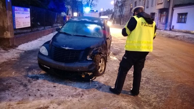 Wypadek na Ptasiej. Trzy uszkodzone auta, jedna osoba w szpitalu