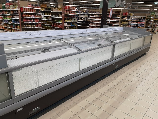 „W centrum Skende sklep spożywczy marki Intermarche sukcesywnie pustoszeje. Znikają całe lodówki oraz regały, a wśród załogi od dawna krąży lęk przed wizją zwolnienia” - donosi Czytelnik.