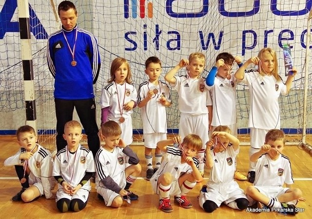 Akademia Piłkarska Star zajęła piąte miejsce na turnieju w Radomiu. Na zdjęciu z trenerem Rafałem Barańskim. 
