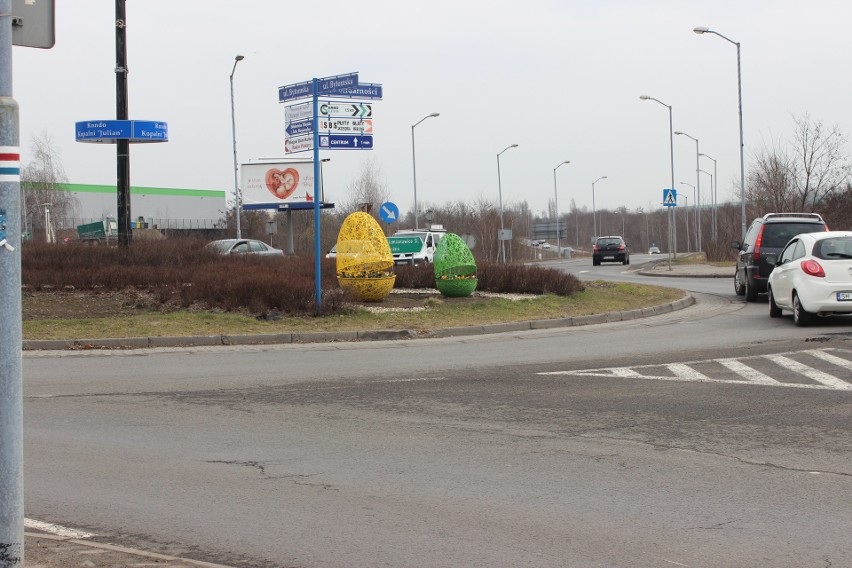 Ozdoby wielkanocne pojawiły się w Piekarach Śląskich. To...