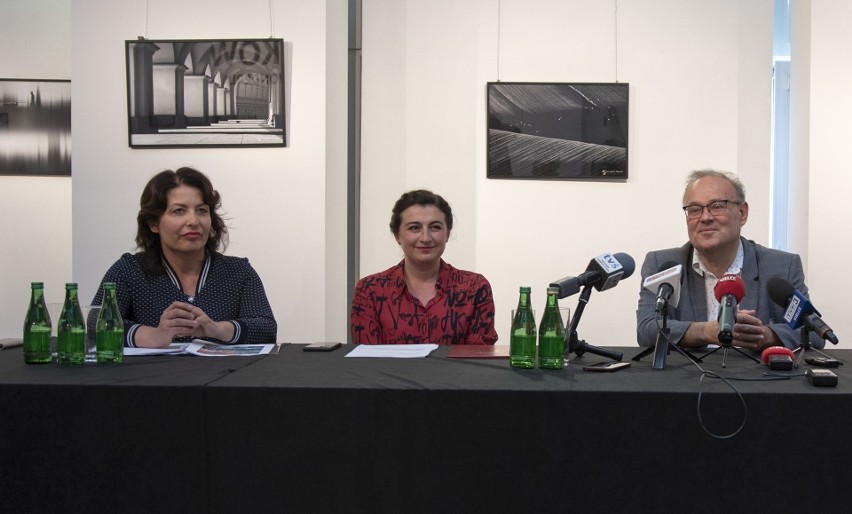 Konferencja w Kieleckim Centrum Kultury. Od lewej Augustyna...