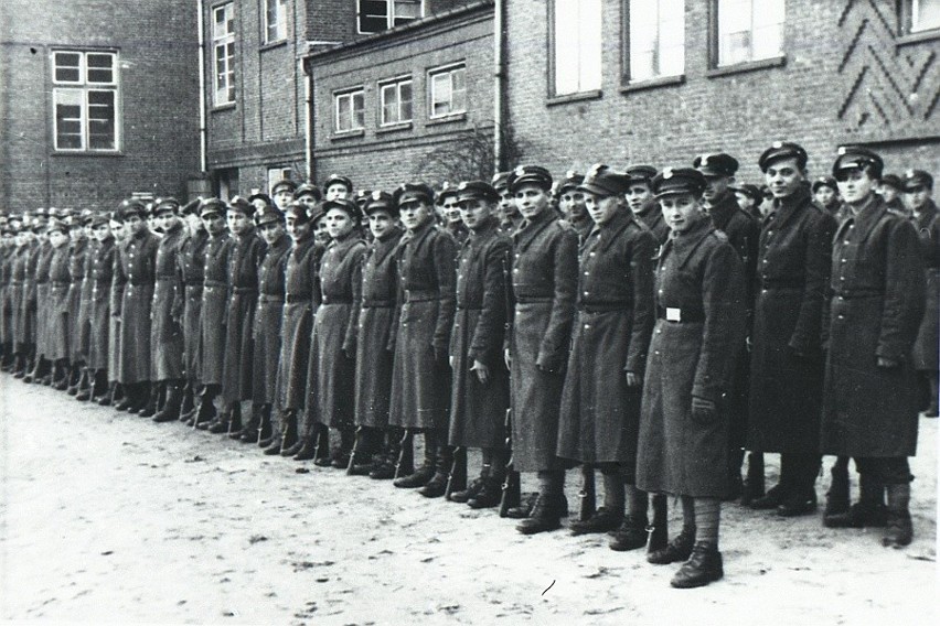 Inauguracja pierwszego kursu szeregowych - 1945 rok.