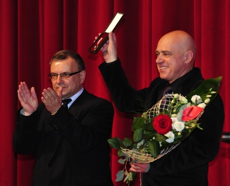 odebrał medal Zasłużony dla Kultury Polskiej.