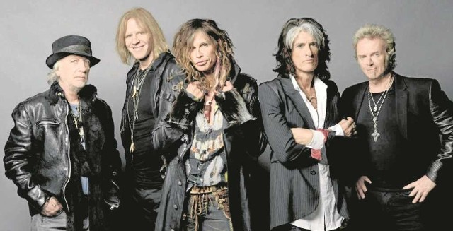 Magnesem przyciągającym publiczność na koncerty Aerosmith jest  Steven Tyler (trzeci z prawej)