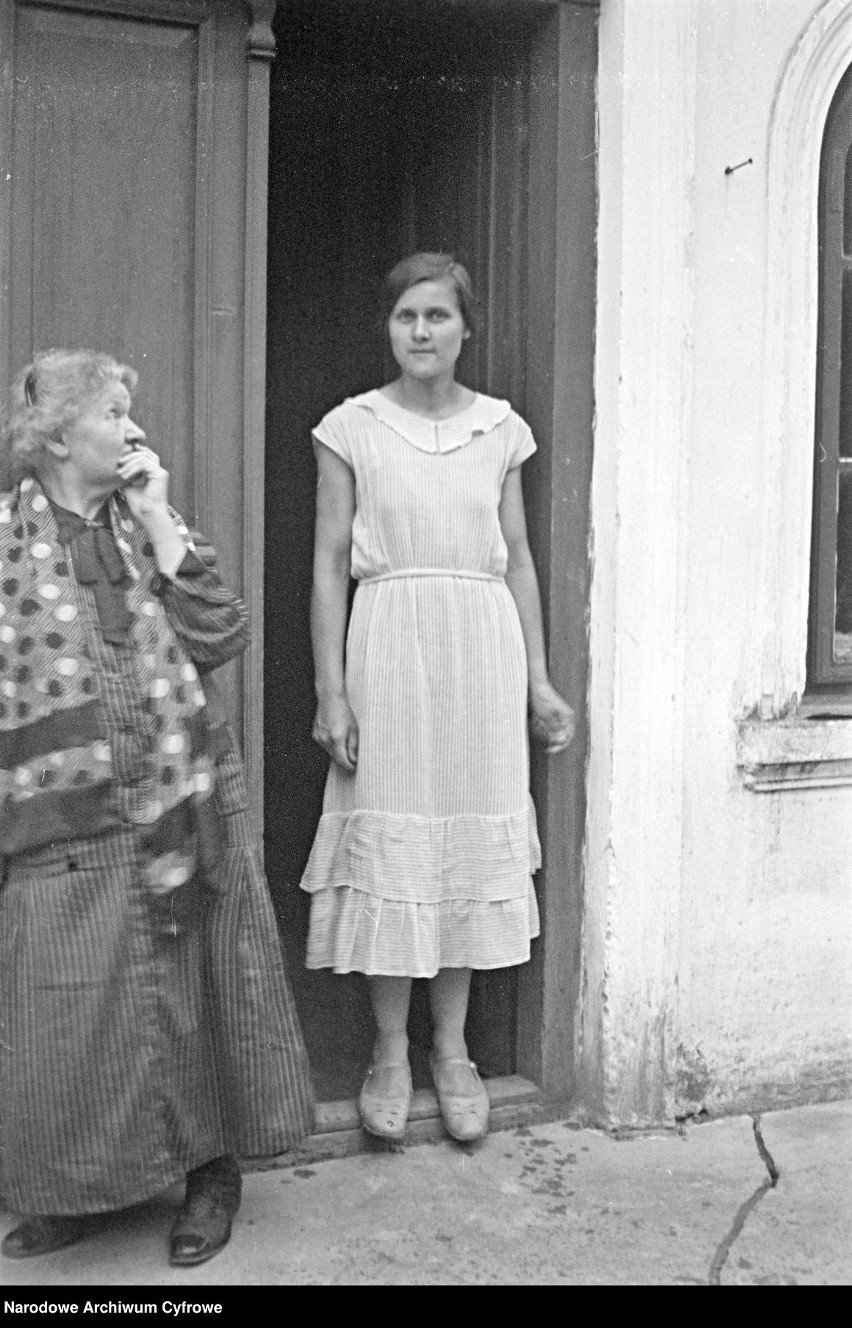Dziewczyna w sukience w drzwiach domu (Choiny, 1935)....