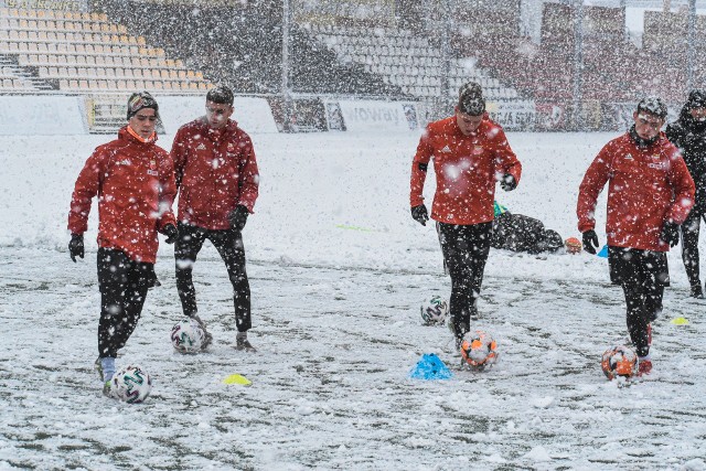 Piłkarze Chojniczanki Chojnice do ostatniego meczu ligowego przygotowywać się musieli w śnieżnych warunkach