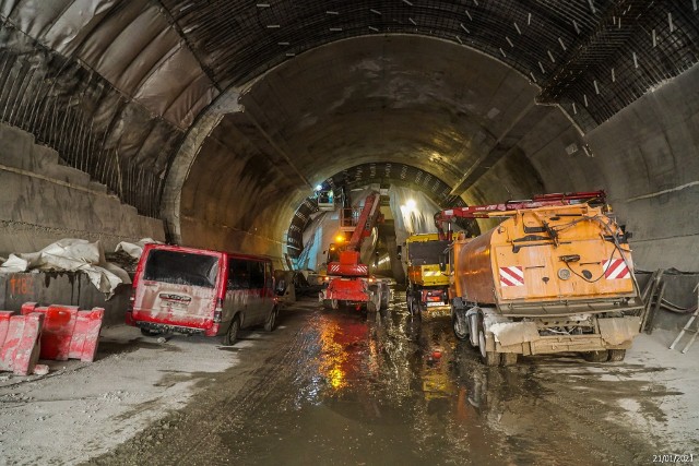 Tak powstaje nowa, ekspresowa zakopianka. W budowie jest 16-kilometrowy odcinek. Na zdjęciach widać najnowsze zdjęcia z budowy dwukilometrowego tunelu w Naprawie oraz drugiej nitki odcinka Naprawa - Skomielna Biała. Na końcu zdjęcia oddanego w ubieglym roku odcinka Skomielna Biała - Chabówka.Zobacz kolejne zdjęcia. Przesuwaj zdjęcia w prawo - naciśnij strzałkę lub przycisk NASTĘPNE