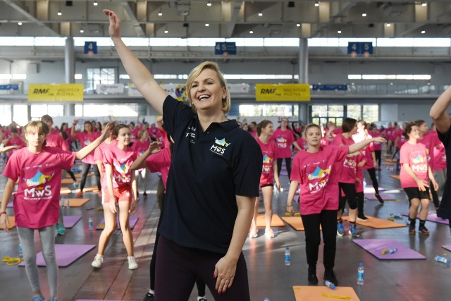 Na targach poznańskich odbyła się pokazowa lekcja wuefu ze znanymi sportsmenkami. Kilkaset uczennic z całej Polski trenowało między innymi z Otylią Jędrzejczak, Iwona Guzowska czy Justyną Święty-Ersetic.Zobacz kolejne zdjęcie --->