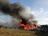 Pożar na składowisku odpadów tekstylnych w Kamieńcu pod Lęborkiem. 28.10.2021 r. Na miejscu 30 zastępów straży pożarnej