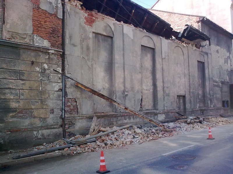 Katastrofa budowlana w Nysie. Na ulicę runął dach dawnego kina Lotnik